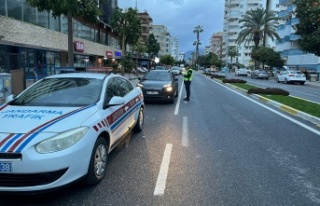 Alanya’da jandarma 2 aracı trafikten men etti