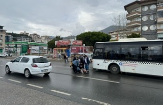 Alanya'da halk otobüsüyle motosikletle çarpıştı:...