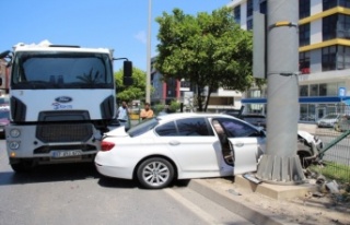 Alanya’da kamyon ile otomobil çarpıştı: 1 hafif...