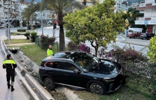 Alanya’da kontrolden çıkan araç refüje çarptı