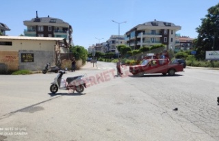 Alanya’da kamyonet ile motosiklet çarpıştı:...