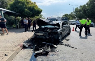 Alanya’da otomobil yolcu almak isteyen taksiye çarptı:...