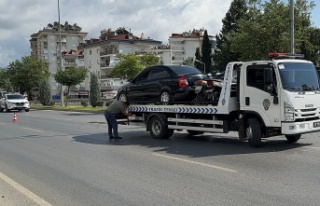 Alanya’da otomobil refüjdeki ağaça çarpıp,...