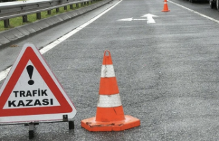 Alanya’da motosiklet refüje çarptı: 2 yaralı