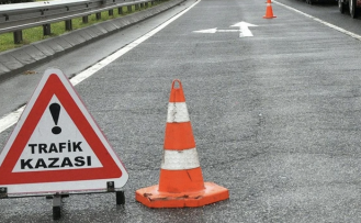Alanya’da motosiklet refüje çarptı: 2 yaralı