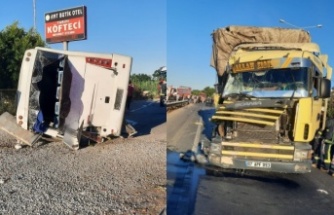 Alanya’da TIR ile yolcu minibüsü çarpıştı: 3 yaralı