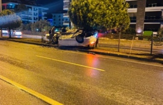 Alanya’da takla atan otomobilde 2 kişi yaralandı