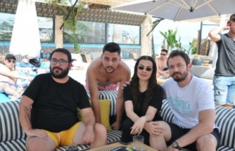 Şarkıcı Lara, Yıldız ve Erkuş ile Hugo Beach Club’da bir araya geldi