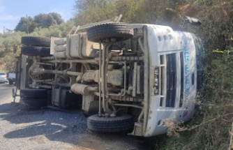 Alanya’da çöp kamyonu devrildi: 2 yaralı