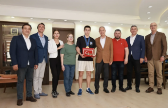 Alanyasporlu Dünya Şampiyonu Başkan Özçelik'i ziyaret etti