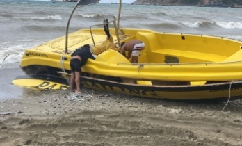 Alanya’da çapası kopan tekne kıyıya vurdu