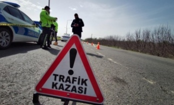 Alanya’da otomobil kaldırıma çarptı: 1 yaralı