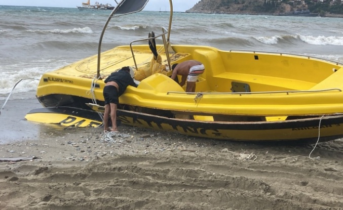 Alanya’da çapası kopan tekne kıyıya vurdu
