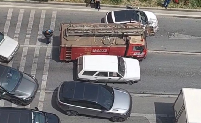 Alanya’da freni boşalan araç, kırmızı ışıkta bekleyen araçlara çarptı