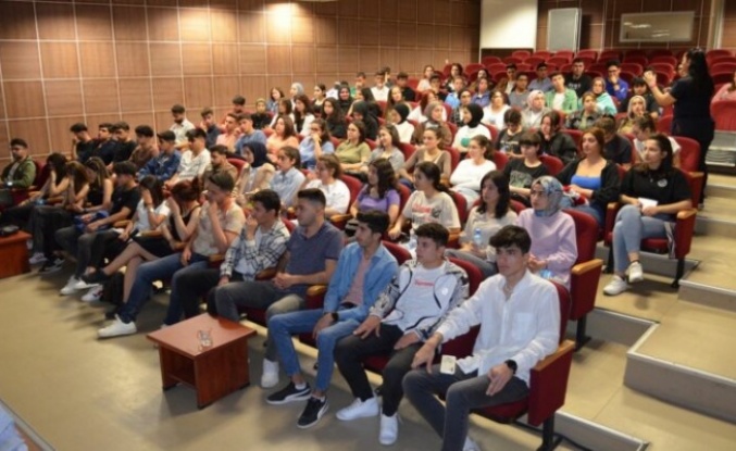 Alanya’da hemşire adaylarına enfeksiyon anlatıldı