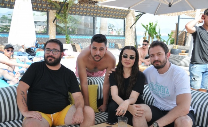 Şarkıcı Lara, Yıldız ve Erkuş ile Hugo Beach Club’da bir araya geldi