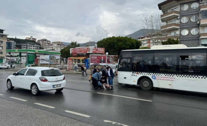 Alanya'da halk otobüsüyle motosikletle çarpıştı: 1 yaralı