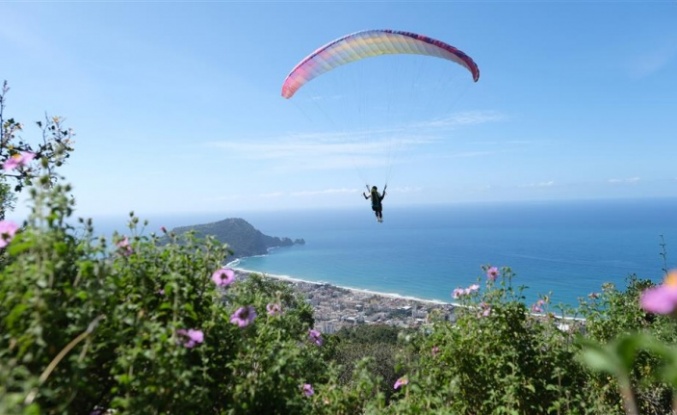 ALANYA’ DA YAMAÇ PARAŞÜTÜ AKDENİZ BÖLGESİ HEDEF YARIŞMASI YAPILDI