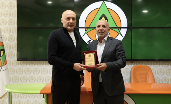 Alanyaspor Sami Uğurlu'yu plaketle uğurladı