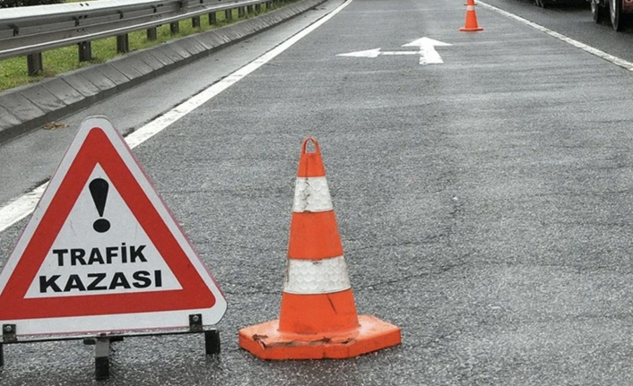 Alanya’da motosiklet refüje çarptı: 2 yaralı
