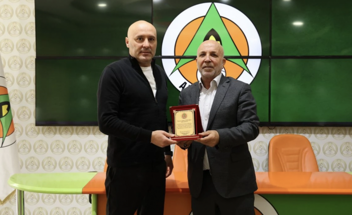 Alanyaspor Sami Uğurlu'yu plaketle uğurladı